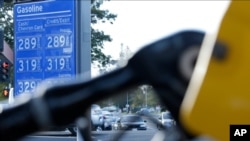 Los precios del combustible se muestran en una gasolinera de Sacramento, California, una ciudad que ha prohibido la construcción de más gasolineras para reducir las emisiones.