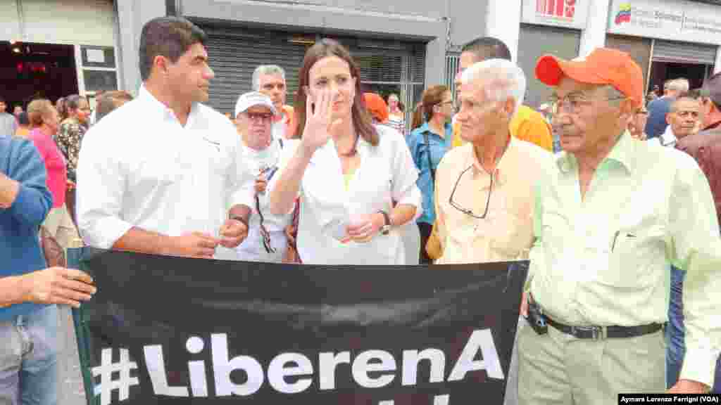 La diputada depuesta María Corina Machado acudió este martes al Palacio de Justicia para brindar su apoyo a López, preso desde febrero en una cárcel militar. 