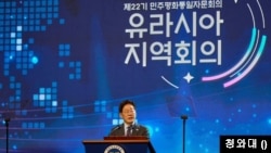 이재명 한국 대통령이 지난 1일 ‘민주평화통일자문회의 유라시아 지역회의’에서 격려사를 하고 있다.