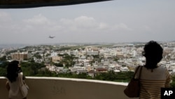 游客俯瞰日本冲绳美国海军陆战队普天间航空基地。（资料照片）