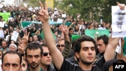 Supporters of Iran's defeated presidential candidate Mir Hossein Mousavi dressed in black during a mass protest in Tehran, 18 Jun 2009