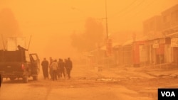 Despite the fog increasing the danger of IS militants launching attacks in Iraqi areas, families stop soldiers to ask where to find humanitarian aid on Dec. 2, 2016 in Mosul, Iraq. (H.Murdock/VOA)