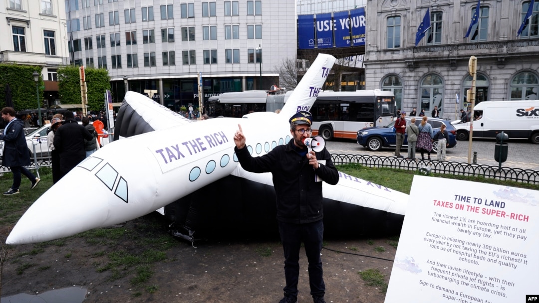 Aktivisti su ispred Evropskog parlamenta u Briselu postavili balon koji simbolizuje privatni avion bogataša, tražeći od zakonodavaca snažnije oporezivanje bogatih. (Foto: AFP/Kenzo Tribouillardd) 