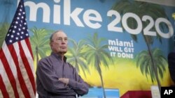 Miliarder Mike Bloomberg di kawasan Little Havana, Miami, 3 Maret 2020. (AP Photo/Brynn Anderson). Mike mundur dari perebutan nominasi capres partai Demokrat AS.