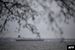 Tanker za naftu Eagle S usidren u blizini luke Kilpilahti u Porvou, Finska, 7. januara 2025. godine.