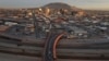 Vehículos hacen fila en el puente internacional del Paso del Norte en Ciudad Juárez, México, abajo, que hace frontera con El Paso, Texas, arriba, el 8 de noviembre de 2021. 