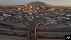 Vehículos hacen fila en el puente internacional del Paso del Norte en Ciudad Juárez, México, abajo, que hace frontera con El Paso, Texas, arriba, el 8 de noviembre de 2021. 