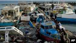 ARCHIVO - Destrozos causados en un muelle de Bridgetown, Barbados, por el huracán Beryl, el 2 de julio de 2024.