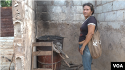 La venezolana Gladys Mundo dijo a la VOA que ha tenido que usar hasta sillas rotas de su comedor para atizar las brazas del improvisado fogón con el que cocina para cinco familias cada día.