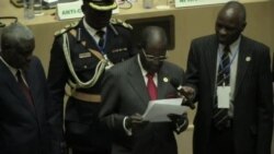 Mugabe Hands Over One Million Dollar Cheque to African Union