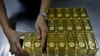 Seorang pegawai menyiapkan satu kilogram emas batangan murni di perusahaan Emirates Gold di Dubai, Uni Emirat Arab, 9 Oktober 2012. (Foto: Kamran Jebreili/AP Photo/arsip)