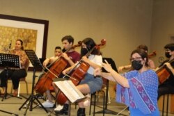 María Salas, directora de Miami Youth Orchestra, en un ensayo el 9 de julio de 2021 en Miami, Florida, EE. UU. Foto: Luis Felipe Rojas, VOA.