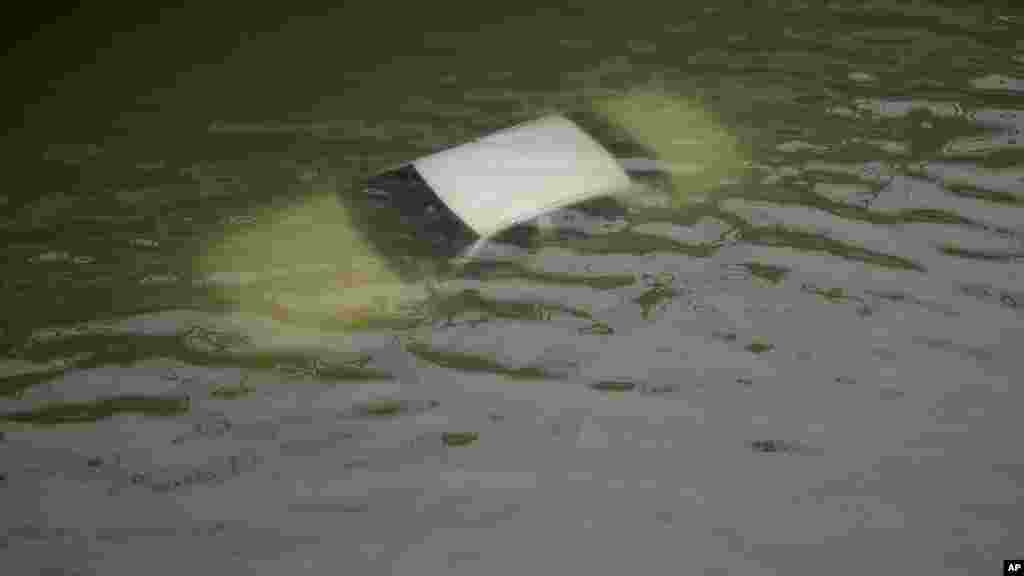 Une voiture est submergée par les eaux sur une autoroute inondée après le passage de la tempête Harvey au Texas, le 27 août 2017.