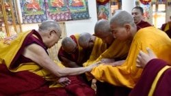 གྲྭ་བཙུན་༥༠༠་ལྷག་ལ་དགེ་ཚུལ་སློང་གི་སྡོམ་པ་བསྩལ།