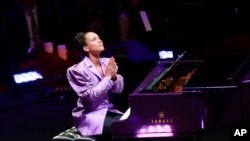 Alicia Keys interpretó la canción "Sonata a la luz de la luna", una canción que Kobe aprendió a tocar para su esposa en su aniversario de bodas.