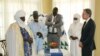 Le secrétaire d'État américain Antony Blinken, à droite, rencontre des chefs traditionnels et des responsables nigériens à Niamey.