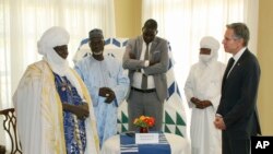 Menteri Luar Negeri AS Antony Blinken, kanan, bertemu dengan tokoh adat dan pejabat Nigeria dari daerah Hamdalaye, di Niamey, Niger, Kamis, 16 Maret 2023. (Foto: via AP)