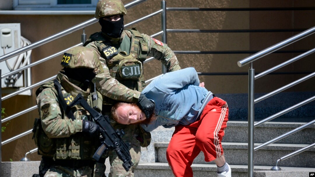 Polisi Bosnia mengawal pria yang diduga terkait dengan ekstremis-ekstremis Islamis, di kota Banja Luka, Bosnia (8/5). (AP/Radivoje Pavicic)