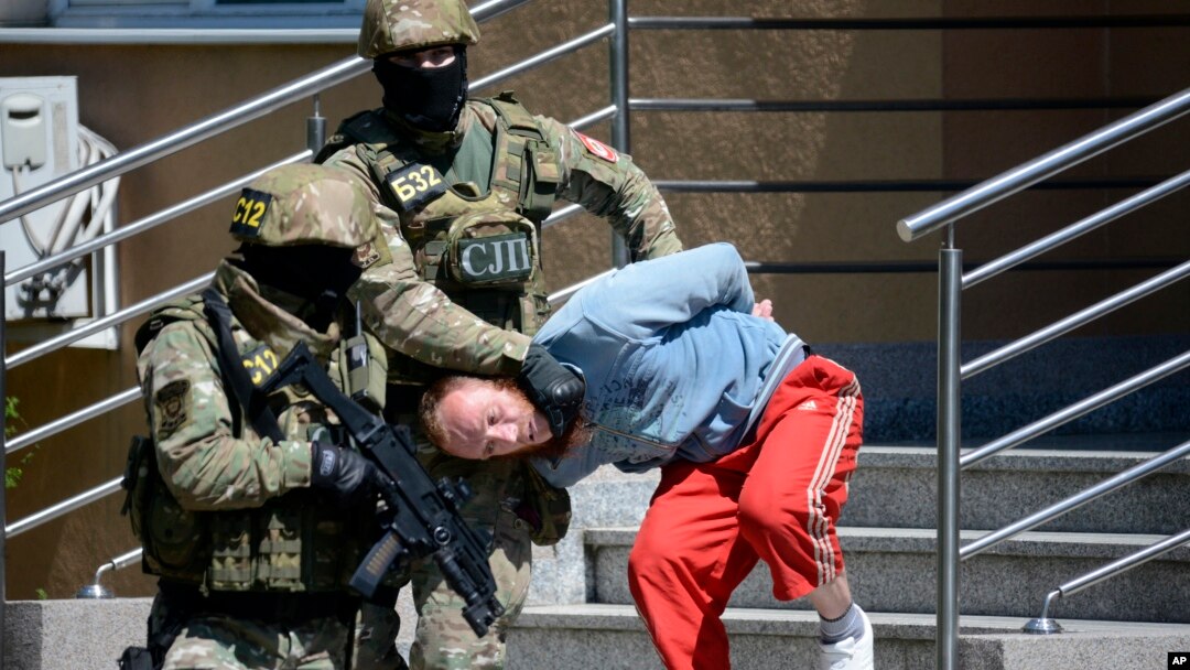 Bosnian Serb police escort a man suspected of links with Islamic extremists to court in the town of Banja Luka, Bosnia, May 8, 2015.