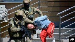 Bosnian Serb police escort a man suspected of links with Islamic extremists to court in the town of Banja Luka, Bosnia, May 8, 2015.