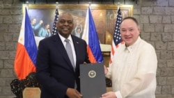 Menteri Pertahanan AS Lloyd Austin dan Menteri Pertahanan Filipina Gilberto Teodoro berpose usai menandatangani General Security of Military Information Agreement (GSOMIA) di Camp Aguinaldo, Quezon City, Metro Manila, pada 18 November. (Foto: AFP)