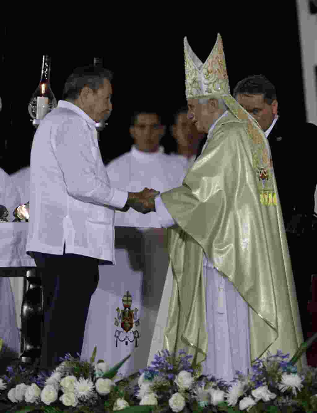 El presidente cubano, Raúl Castro, saluda al papa Benedicto XVI tras la misa en la Plaza de la Revolución en Santiago de Cuba. (AP Photo/Javier Galeano)