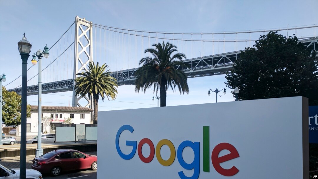 Esta foto muestra la señalización fuera de las oficinas de Google en San Francisco con el puente de la Bahía de San Francisco-Oakland al fondo. Foto de archivo.