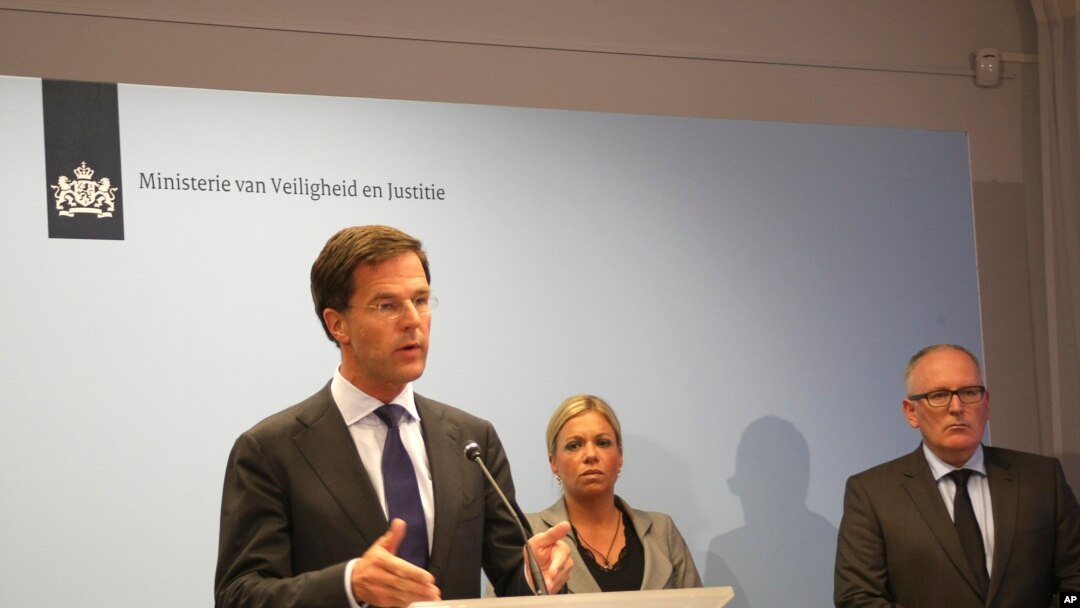 Perdana Menteri Belanda Mark Rutte, kiri, dalam konferensi pers menjelaskan pemerintah Belanda menunda pengiriman tentara bersenjata untuk menjaga lokasi jatuhnya pesawat MH17.