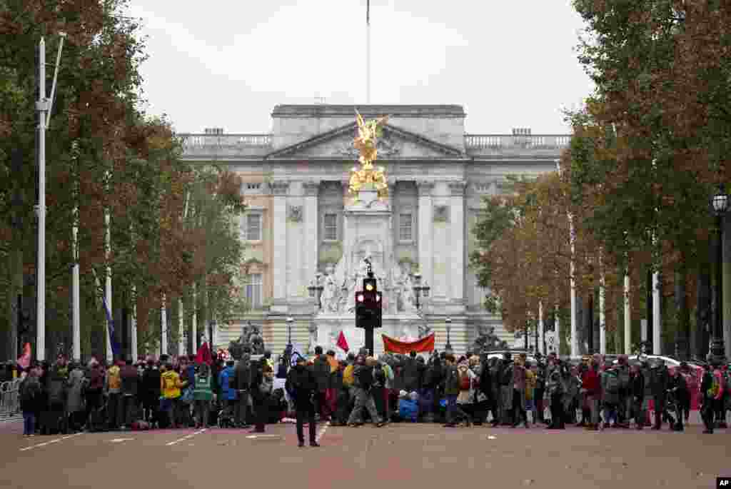 Manifestantes por el cambio climático bloquean el centro comercial que conduce al Palacio de Buckingham, en Londres, el lunes 7 de octubre de 2019. Foto de AP.