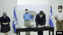 Momento en que se firma la nueva Ley de Espacios Aéreos en Honduras. [Foto: Oscar Ortiz, VOA]