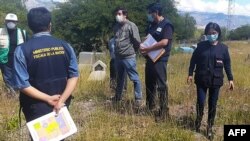 Miembros de la Unidad Especial de Prevención del Crimen de Huanta, Perú coordinan con autoridades el manejo de cuerpos de víctimas de la COVID-19. Foto del 14 de abril de 2020, provista por la Fiscalía provincial de Ayacucho.