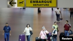 Aeropuerto Simón Bolívar en las afueras de Caracas. Los vuelos deberían salir llenos pero van medio vacíos.