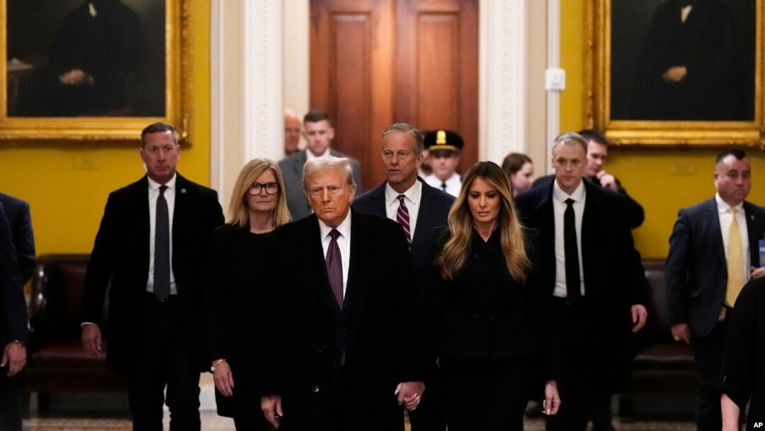 Mokonzi alongi maponami Donald Trump (yambo mpe liboso) na molangani wa ye Melania bazali kotambola elongo na mokambi ya ngambo eleki na bakeli mibeko (ba républicains) John Thune na Sénat, Capitol, 8 sanza ya yambo 2025. (AP Photo/Steve Helber)