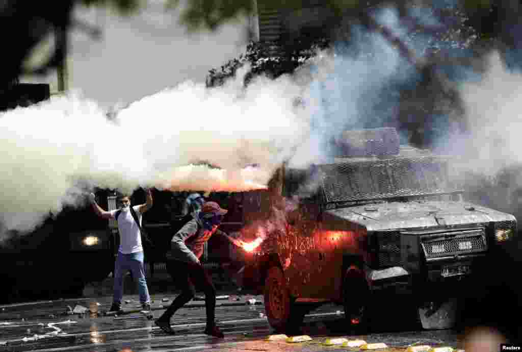 Manifestantes se enfrentan con las fuerzas de seguridad durante las protesta contra los altos costos de vida, en Concepción, Chile, 21 de octubre de 2019. REUTERS / Juan Gonzalez SIN REVENTAS. SIN ARCHIVOS