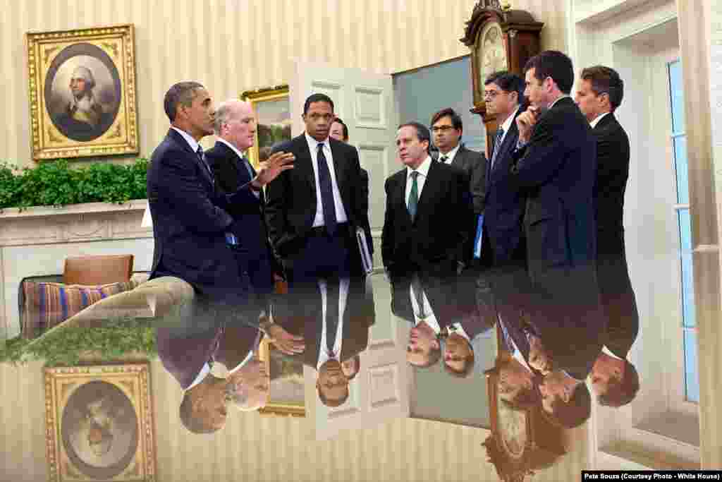 Le président Barack Obama et ses conseillers lors d'une réunion dans le bureau Oval, à Washington, le 7 juillet 2011. (Official White House Photo by Pete Souza)