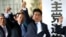 아베 신조 일본 총리가 28일 중의원을 공식 해산한 후, 도쿄 자민당 당사에서 소속 의원들과 다음달 22일 총선거 승리를 다짐하고 있다.