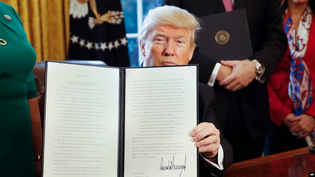 El presidente Donald Trump firma dos órdenes ejecutivas sobre nuevas regulaciones financieras.