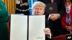 El presidente Donald Trump firma dos órdenes ejecutivas sobre nuevas regulaciones financieras.