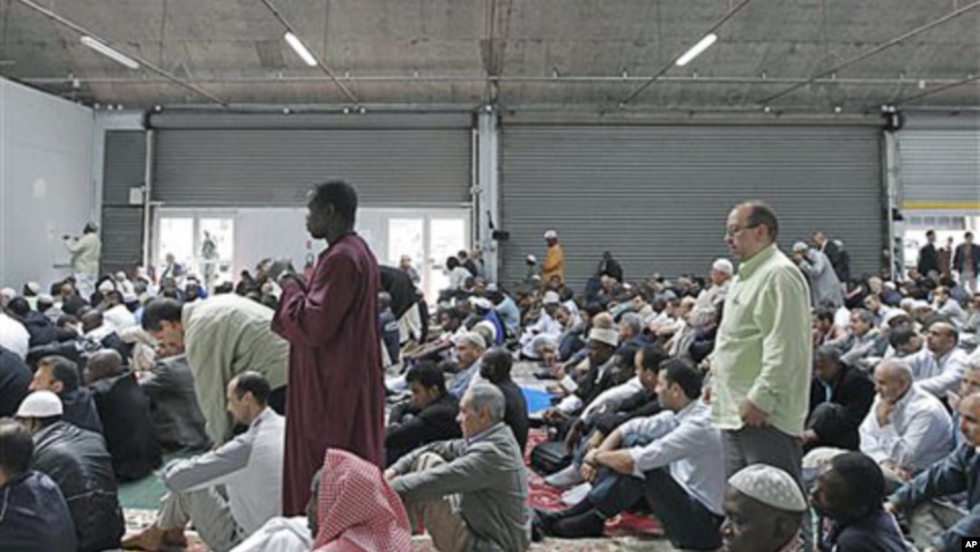Muslim Perancis menghadiri pengajian di Paris.