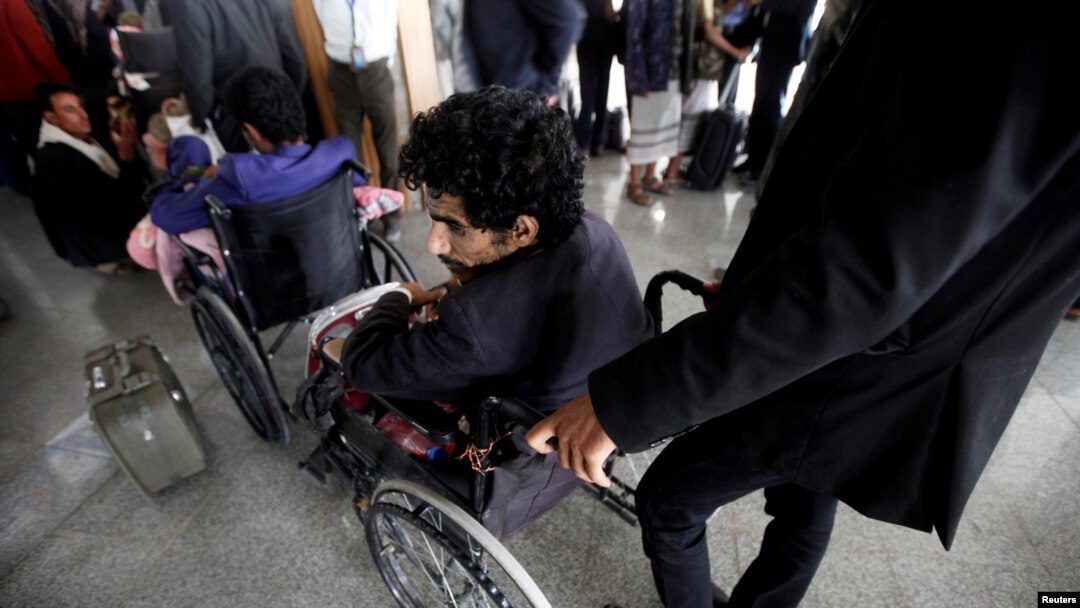 Para pejuang Houthi yang terluka menunggu di bandara Sanaa untuk dievakuasi dari Yaman, 3 Deember 2018. 
