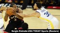 Duel Kavaija Lenarda i Stefa Karija u trećoj četvrtini treće utakmice finala NBA plej-ofa u "Orakl areni" u Ouklendu (Foto: Reuters/Sergio Estrada-USA TODAY Sports)