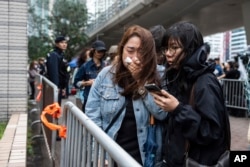 Orang-orang meninggalkan Pengadilan Magistrat Kowloon Barat di Hong Kong pada Selasa, 19 November 2024, setelah vonis dalam kasus keamanan nasional. (Foto: Chan Long Hei/AP)