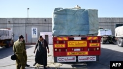 نیروهای امنیتی اسرائیل در حال بازرسی کامیون حامل کمک‌ها در گذرگاه مرزی کرم شالوم. یکم دی.