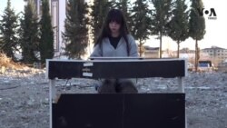 Depremden sonra hayata enkazdan çıkardığı piyanosuyla tutundu