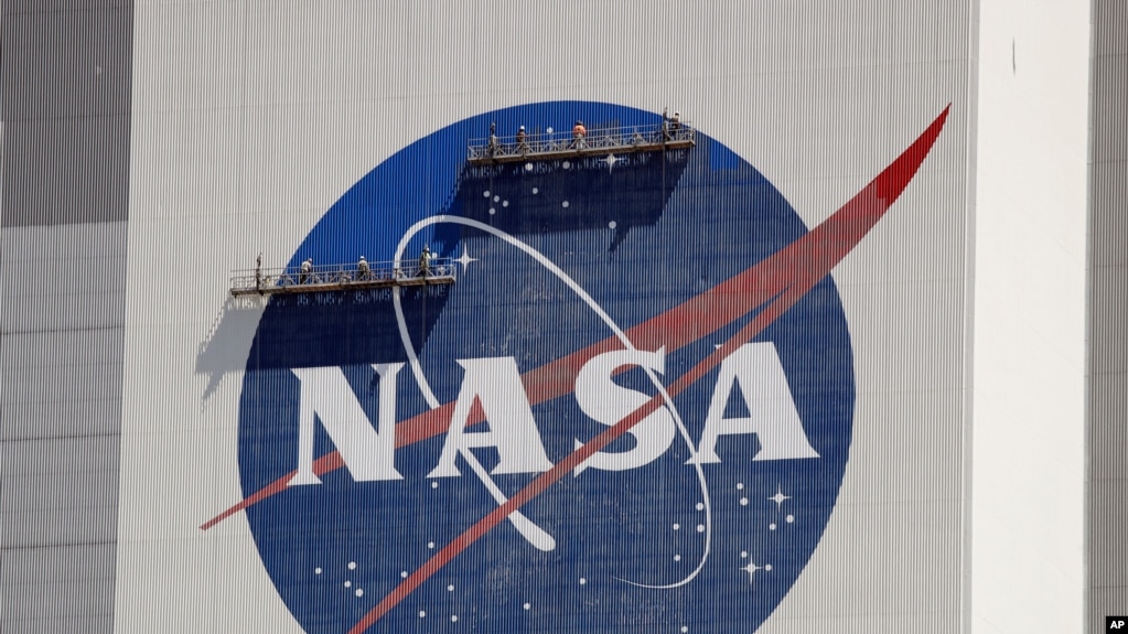 肯尼迪航天中心的美国航空航天局（NASA）标志。(photo:VOA)