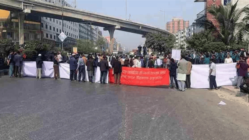 পার্কিং-এর বিধিনিষেধ' তুলে নেয়ার দাবিতে সিএনজি চালকদের বিক্ষোভ