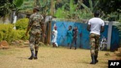 Des soldats patrouillent à Bafut dans la région anglophone du nord-ouest du Cameroun le 15 novembre 2017.