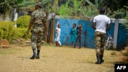 Des soldats patrouillent à Bafut dans la région anglophone du nord-ouest du Cameroun le 16 novembre 2017.