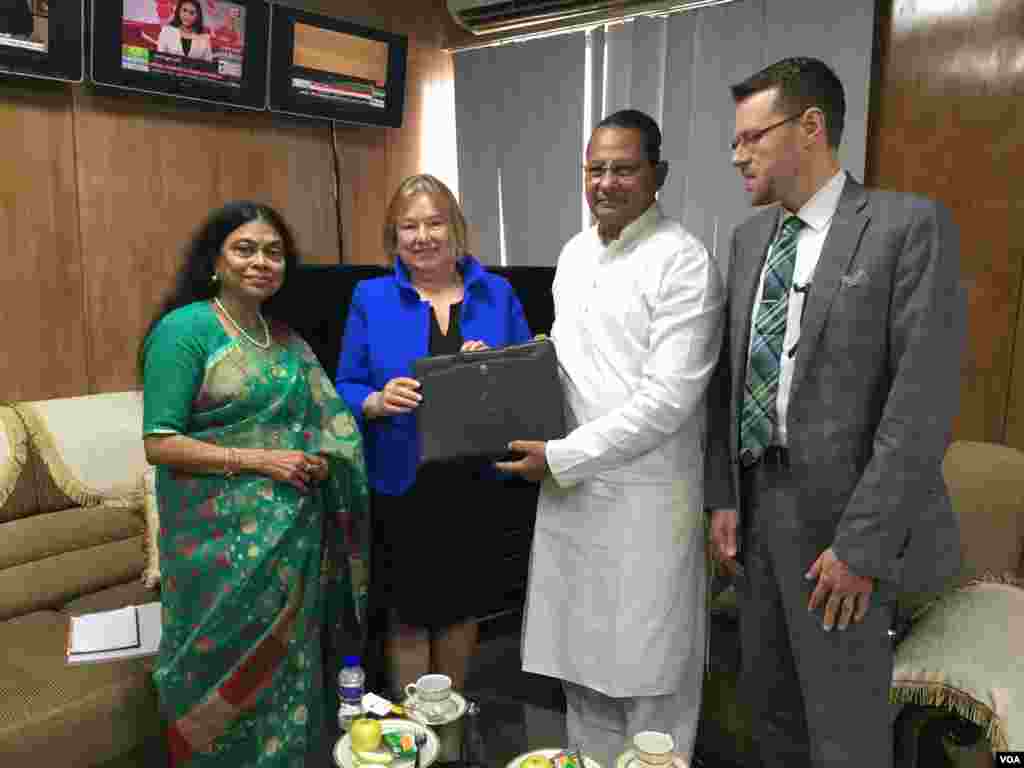 VOA Bangla Service Chief Roquia Haider and Director Amanda Bennett present a gift to Hasanul Haq Inu, Bangladesh’s Minister of Information, as VOA’s Gary Butterworth looks on.