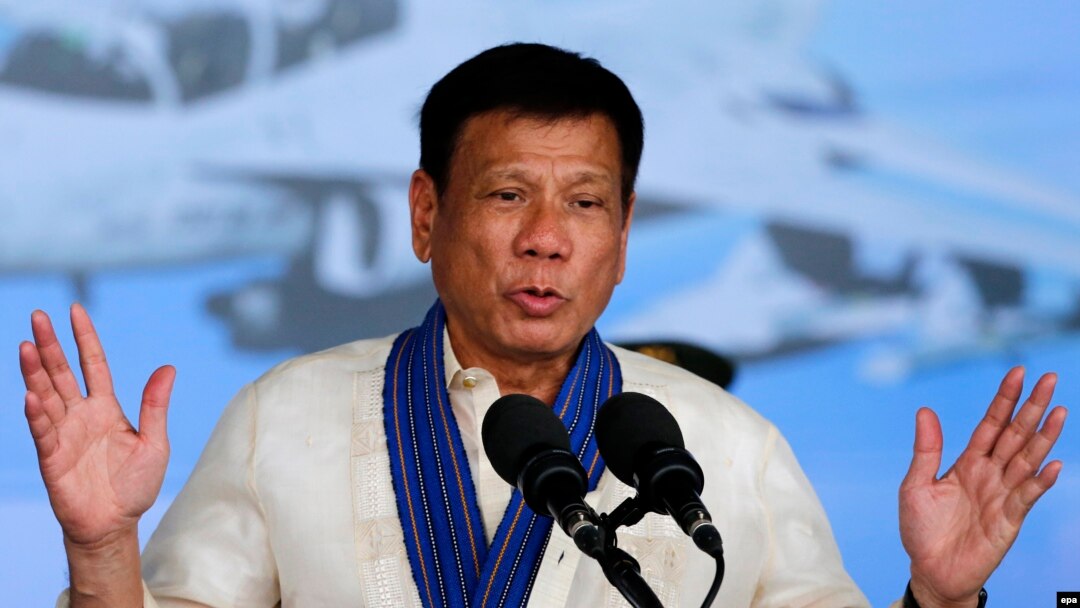 Presiden Filipina Rodrigo Duterte berbicara di pangkalan udara militer di Angeles City, sebelah timur Manila, Filipina (5/7). (EPA/Francis R. Malasig)